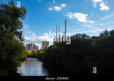 Hanovre, Allemagne - 16 octobre 2022. Centrale de chauffage, rivière Ihme, tilleul, Hanovre, Basse-Saxe, Allemagne, Europe Banque D'Images