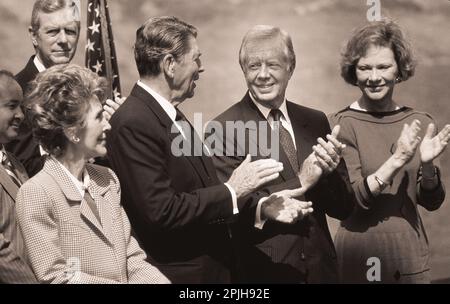 Les présidents Jimmy carter et Ronald Reagan et leur femme ont donné le dévouement de la Bibliothèque présidentielle carter. Banque D'Images