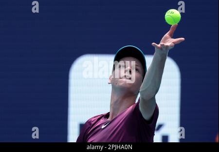 Miami Gardens, États-Unis. 02nd avril 2023. Jannik sinner sert à Daniil Medvedev dans la finale masculine à l'Open de Miami dans le Hard Rock Stadium, Miami Gardens, Floride, le dimanche, 2 avril, 2023. Medvedev a battu le pécheur 7-5, 6-3. Photo de Gary I Rothstein/UPI crédit: UPI/Alay Live News Banque D'Images