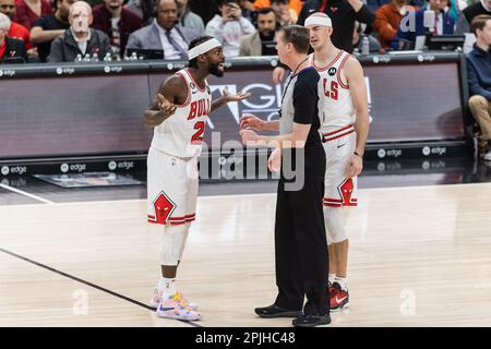 Chicago, États-Unis. 02nd avril 2023. Chicago, Etats-Unis, 2 avril 2023: Patrick Beverley (21 Chicago Bulls) soutient avec l'arbitre pendant le match entre les Chicago Bulls et Memphis Grizzlies le dimanche 2 avril 2023 au Centre Uni, Chicago, Etats-Unis. (PAS D'UTILISATION COMMERCIALE) (Shaina Benhiyoun/SPP) crédit: SPP Sport Press photo. /Alamy Live News Banque D'Images