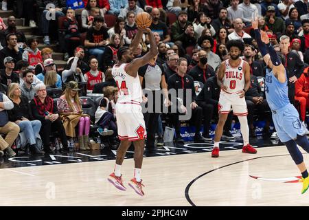 Chicago, États-Unis. 02nd avril 2023. Chicago, Etats-Unis, 2 avril 2023 : Patrick Williams (44 Bulls de Chicago) tire un trois pointeur pendant le match entre les Bulls de Chicago et les Grizzlies de Memphis sur Sunday 2 avril 2023 au Centre Uni, Chicago, Etats-Unis. (PAS D'UTILISATION COMMERCIALE) (Shaina Benhiyoun/SPP) crédit: SPP Sport Press photo. /Alamy Live News Banque D'Images