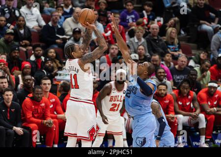 Chicago, États-Unis. 02nd avril 2023. Chicago, Etats-Unis, 2 avril 2023: DEMAR DeRozan (11 Bulls de Chicago) tire le ballon pendant le match entre les Bulls de Chicago et les Grizzlies de Memphis le dimanche 2 avril 2023 au Centre Uni, Chicago, Etats-Unis. (PAS D'UTILISATION COMMERCIALE) (Shaina Benhiyoun/SPP) crédit: SPP Sport Press photo. /Alamy Live News Banque D'Images