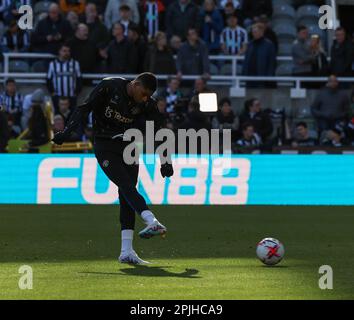 2nd avril 2023 ; St James' Park, Newcastle, Angleterre : Premier League football, Newcastle United contre Manchester United ; Marcus Rashford de Manchester United tire pendant l'échauffement avant le match Banque D'Images