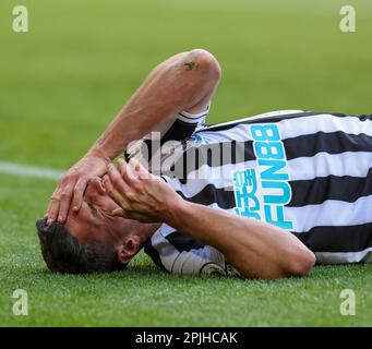 2nd avril 2023 ; St James' Park, Newcastle, Angleterre : Premier League football, Newcastle United contre Manchester United ; Fabian Schar de Newcastle United tient son visage après avoir reçu un coup de pied dans la boîte Banque D'Images