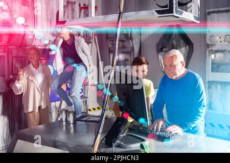 Les grands-parents et les petits-enfants réparent les casse-caisses dans la salle d'évacuation Banque D'Images