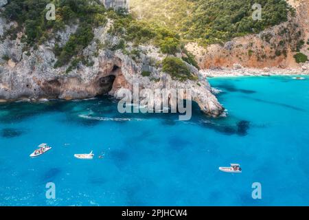 Vue aérienne du yacht et des bateaux sur la mer bleue par beau temps en été Banque D'Images