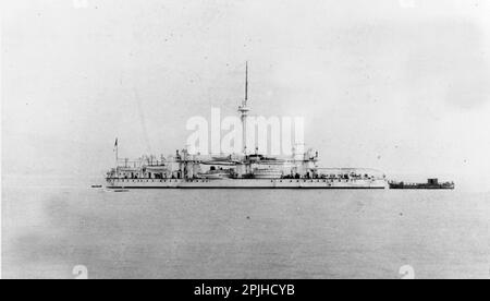 Le navire de guerre italien Enrico Dandolo en mer. Elle était le deuxième des deux navires tritonnés de classe Duilio construits pour la marina italienne Regia (Royal Navy) en 1870s. Banque D'Images