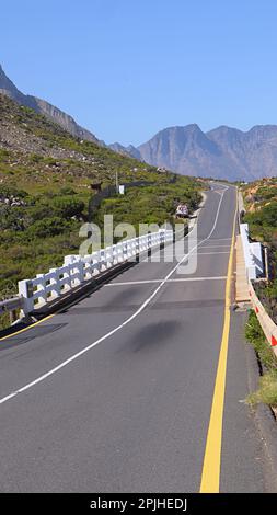 Route dans une montagne près de la mer. Gordon's Bay, le Cap Afrique du Sud Banque D'Images