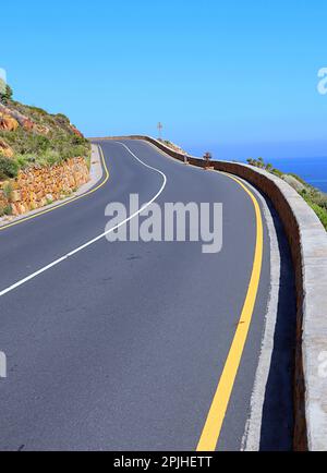 Route dans une montagne près de la mer. Gordon's Bay, le Cap Afrique du Sud Banque D'Images