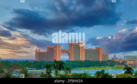 NASSAU, BAHAMAS - 19 décembre 2022: Avec une population de 260 000 habitants, Nassau contient 80 pour cent de la population des Bahamas, avec le joli pastel Banque D'Images