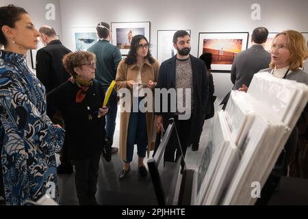 8 mars 2019 : les visiteurs contempleront l'exposition d'œuvres d'art lors de la photographie annuelle de l'Association internationale des marchands d'art photographique à New York. Le salon a accueilli plus de 40 exposants du monde entier, dont la France, l'Argentine, les Etats-Unis, l'Italie, l'Autriche et Londres, Plus plusieurs haut-parleurs dont W.M. Hunt et John Bennette, Adger Cowans et Halima Taha et plus d'un millier de visiteurs. (Credit image: © Brian Branch Price/ZUMA Press Wire) USAGE ÉDITORIAL SEULEMENT! Non destiné À un usage commercial ! Banque D'Images