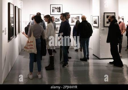 8 mars 2019 : les visiteurs contempleront l'exposition d'œuvres d'art lors de la photographie annuelle de l'Association internationale des marchands d'art photographique à New York. Le salon a accueilli plus de 40 exposants du monde entier, dont la France, l'Argentine, les Etats-Unis, l'Italie, l'Autriche et Londres, Plus plusieurs haut-parleurs dont W.M. Hunt et John Bennette, Adger Cowans et Halima Taha et plus d'un millier de visiteurs. (Credit image: © Brian Branch Price/ZUMA Press Wire) USAGE ÉDITORIAL SEULEMENT! Non destiné À un usage commercial ! Banque D'Images