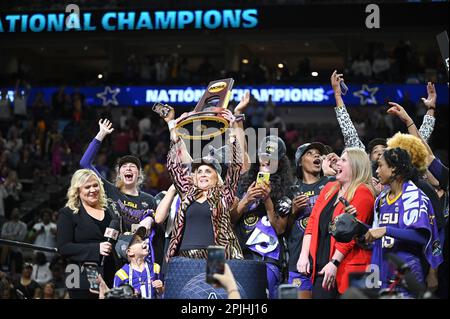 Dallas, États-Unis. 02nd avril 2023. L'entraîneur-chef Kim Mulkey et les Tigers LSU célèbrent leur championnat national de basketball féminin de la NCAA Division I 2023 dimanche, à 2 avril 2023, au American Airlines Center de Dallas, Texas. LSU défait Iowa 102-85. Photo de Ian Halperin/UPI crédit: UPI/Alay Live News Banque D'Images