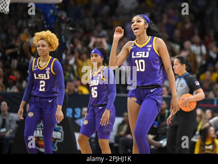 Dallas, États-Unis. 02nd avril 2023. LSU Tigers Angel Reesr Waves achètent aux fans pendant la deuxième moitié du championnat national de basket-ball de la division I de la NCAA 2023, dimanche, 2 avril 2023, au American Airlines Center de Dallas, Texas. LSU défait Iowa 102-85. Photo de Ian Halperin/UPI crédit: UPI/Alay Live News Banque D'Images