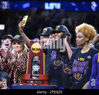 Dallas, États-Unis. 02nd avril 2023. Les Tigres LSU célèbrent leur championnat national de basketball féminin de la NCAA Division I 2023 dimanche, à 2 avril 2023, au American Airlines Center de Dallas, Texas. LSU défait Iowa 102-85. Photo de Ian Halperin/UPI crédit: UPI/Alay Live News Banque D'Images