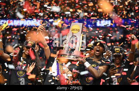 Dallas, États-Unis. 02nd avril 2023. Les Tigres LSU célèbrent leur championnat national de basketball féminin de la NCAA Division I 2023 dimanche, à 2 avril 2023, au American Airlines Center de Dallas, Texas. LSU défait Iowa 102-85. Photo de Ian Halperin/UPI crédit: UPI/Alay Live News Banque D'Images