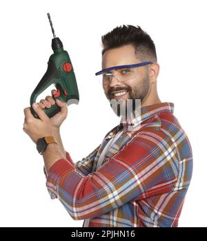 Jeune homme dans des lunettes de protection avec perceuse électrique sur fond blanc Banque D'Images