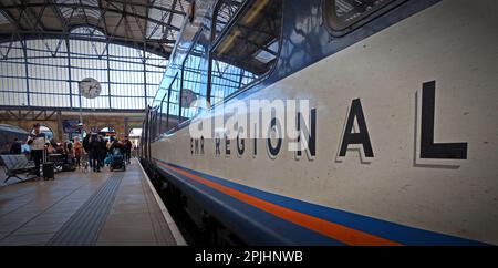 EMR Regional (East Midlands Regional) train Carriage at Lime St station Platform, Liverpool, Merseyside, Angleterre, Royaume-Uni, L1 1JD Banque D'Images