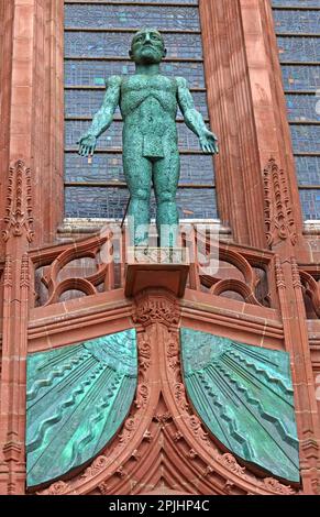 La statue de bronze du Christ ressuscité de Dame Elisabeth Frenk, à l'entrée de la cathédrale anglicane de Liverpool, St James' Mount, Liverpool , Merseyside,UK,L1 7AZ Banque D'Images