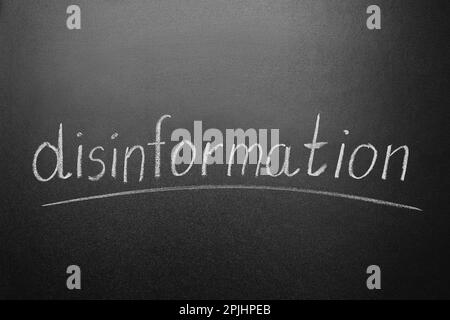 DÉSINFORMATION de mot écrite sur le tableau noir, vue rapprochée Banque D'Images