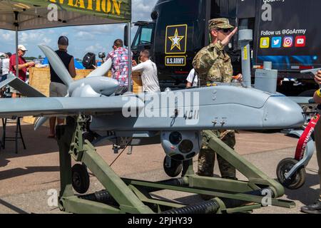 Lakeland, Floride, États-Unis. 1st avril 2023. Un drone de surveillance aérienne sans pilote de l'ombre RQ-7B V2 récemment mis à jour est installé sur un système de lancement Slingshot lors de l'exposition aérospatiale Sun 'n Fun annuelle, à 1 avril 2023, à l'aéroport international Lakeland Linder de Lakeland, en Floride. (Credit image: © Dominic Gwinn/ZUMA Press Wire) USAGE ÉDITORIAL SEULEMENT! Non destiné À un usage commercial ! Banque D'Images