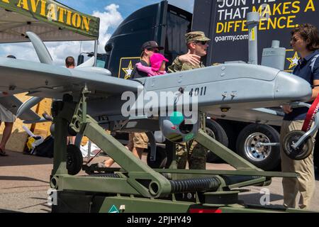 Lakeland, Floride, États-Unis. 1st avril 2023. Un drone de surveillance aérienne sans pilote de l'ombre RQ-7B V2 récemment mis à jour est installé sur un système de lancement Slingshot lors de l'exposition aérospatiale Sun 'n Fun annuelle, à 1 avril 2023, à l'aéroport international Lakeland Linder de Lakeland, en Floride. (Credit image: © Dominic Gwinn/ZUMA Press Wire) USAGE ÉDITORIAL SEULEMENT! Non destiné À un usage commercial ! Banque D'Images