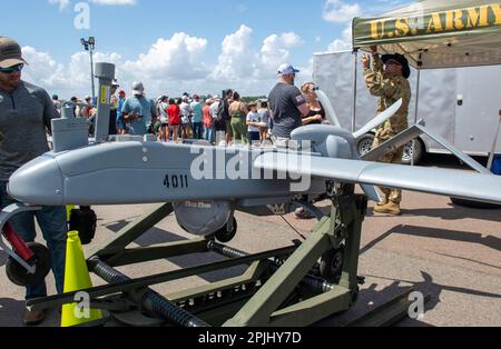 Lakeland, Floride, États-Unis. 1st avril 2023. Un drone de surveillance aérienne sans pilote de l'ombre RQ-7B V2 récemment mis à jour est installé sur un système de lancement Slingshot lors de l'exposition aérospatiale Sun 'n Fun annuelle, à 1 avril 2023, à l'aéroport international Lakeland Linder de Lakeland, en Floride. (Credit image: © Dominic Gwinn/ZUMA Press Wire) USAGE ÉDITORIAL SEULEMENT! Non destiné À un usage commercial ! Banque D'Images