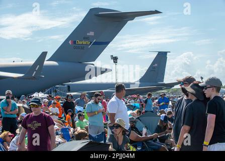 Lakeland, Floride, États-Unis. 1st avril 2023. Une foule regarde les pilotes effectuer des cascades lors de l'exposition aérospatiale Sun 'n Fun annuelle, 1 avril 2023, à l'aéroport international Lakeland Linder de Lakeland, en Floride. (Credit image: © Dominic Gwinn/ZUMA Press Wire) USAGE ÉDITORIAL SEULEMENT! Non destiné À un usage commercial ! Banque D'Images