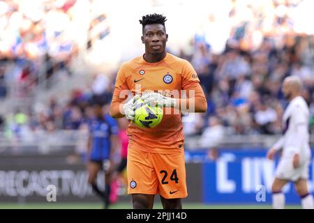 Milan, Italie. 01st avril 2023. Italie, Milan, avril 01 2023: Andre? Onana (gardien de but du FC Inter) prêt pour une mise à pied dans la première moitié pendant FC INTER vs FIORENTINA, série A 2022-2023 day28 au stade San Siro (photo de Fabrizio Andrea Bertani/Pacific Press) crédit: Pacific Press Media production Corp./Alay Live News Banque D'Images