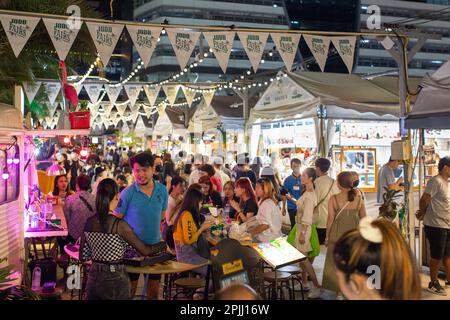 Bangkok, Thaïlande - 19 janvier 2023: Les gens au marché nocturne de JODD Fairs au Phra RAM 9 à Bangkok, Thaïlande. Banque D'Images