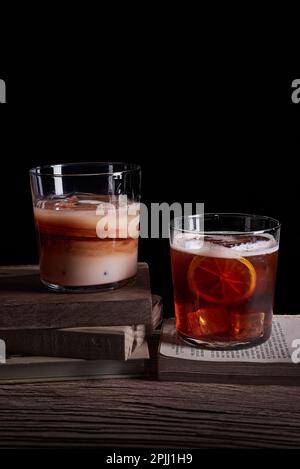 deux cocktails en verres de cristal, carajillo à la liqueur de café à l'orange déshydratée et à la crème de noix de coco, bar table, personne Banque D'Images