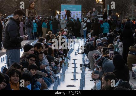Londres, Royaume-Uni. 2nd avril 2023. Les gens commencent à se rassembler pour un repas ouvert Iftar à Granary Square lors d'une visite à Camden par Little Amal, marionnette de 12 pieds d'un enfant réfugié syrien de 10 ans créé en 2021 pour représenter tous les enfants réfugiés. Une journée d'activités à Camden impliquant Little Amal a été thématique autour de célébrer différentes confessions pour coïncider avec la Pâque, Pâques et le Ramadan. Crédit : Mark Kerrison/Alamy Live News Banque D'Images