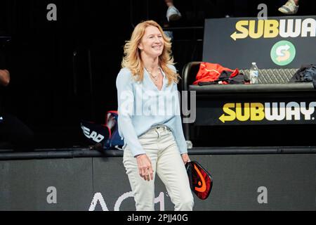 Hollywood, Floride, États-Unis. 2nd avril 2023 : légendes du tennis Stefanie Graf lors des matchs de Pickleball pour le sac à main 1M $ à Hard Rock Live Banque D'Images