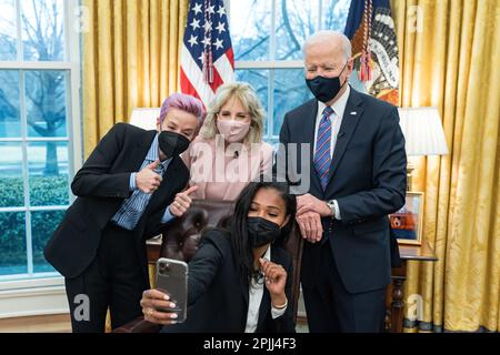 Le président Joe Biden et la première dame Jill Biden posent pour un selfie avec les joueuses nationales américaines de football féminin, Megan Rapinoe et Margaret « Midge » Purce le mercredi 24 mars 2021, dans le Bureau ovale de la Maison Blanche. (Photo officielle de la Maison Blanche par Adam Schultz) Banque D'Images