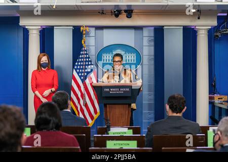 La secrétaire au logement et au développement urbain, Marcia L. Fudge, rejointe par le secrétaire de presse Jen Psaki, écoute la question d'un journaliste le jeudi 18 mars 2021, dans la salle d'information de presse de la Maison Blanche de James S. Brady. (Photo officielle de la Maison Blanche par Cameron Smith) Banque D'Images