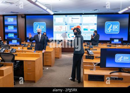 Le président Joe Biden, accompagné du vice-président Kamala Harris et du directeur des centres de contrôle des maladies (CDC), le Dr Rochelle Walensky, s'entretient avec le personnel des CDC lors d'une réunion d'information le vendredi 19 mars 2021, au siège des CDC à Atlanta. (Photo officielle de la Maison Blanche par Adam Schultz) Banque D'Images