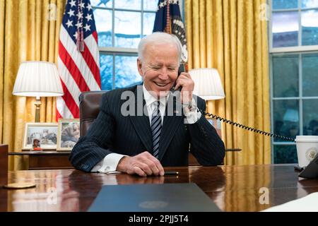 Le président Joe Biden parle au téléphone avec Katherine Tai dans le bureau ovale de la Maison Blanche le jeudi 18 mars 2021 pour la féliciter de sa confirmation en tant que représentante au commerce des États-Unis. (Photo officielle de la Maison Blanche par Adam Schultz) Banque D'Images