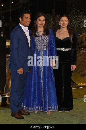 Mumbai, Inde. 31st mars 2023. L-R l'ancien Cricketer indien Sachin Tendulkar, Anjali Tendulkar (épouse) et Sara Tendulkar (fille) posent pour une photo lors de l'inauguration du Centre culturel Nita Mukesh Ambani (NMACC) à Mumbai. Crédit : SOPA Images Limited/Alamy Live News Banque D'Images