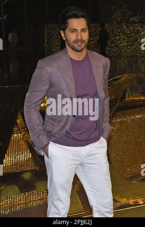 Mumbai, Inde. 31st mars 2023. L'acteur Bollywood Varun Dhawan pose une photo à l'inauguration du Centre culturel Nita Mukesh Ambani (NMACC) à Mumbai. (Photo par Ashish Vaishnav/SOPA Images/Sipa USA) crédit: SIPA USA/Alay Live News Banque D'Images