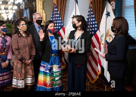 Le vice-président Kamala Harris se présente à Deb Haaland comme secrétaire de l’intérieur le jeudi 18 mars 2021, au bureau de cérémonie du vice-président dans le bâtiment Eisenhower de la Maison Blanche. (Photo officielle de la Maison Blanche par Lawrence Jackson) Banque D'Images