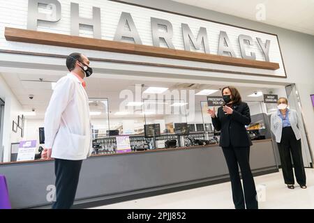 Le vice-président Kamala Harris, accompagné du représentant Eleanor Holmes Norton, D.C., a reçu un aperçu de la distribution du vaccin COVID-19 avec le Dr Samir Balile le le jeudi 25 février 2021, dans un magasin d'alimentation Giant Food à Washington, D.C.. (Photo officielle de la Maison Blanche par Lawrence Jackson) Banque D'Images