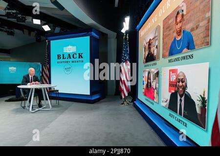 Le président Joe Biden participe à une table ronde virtuelle avec les travailleurs essentiels noirs le mardi 23 février 2021, dans l'auditorium de la Cour du Sud, dans l'immeuble Eisenhower de la Maison Blanche. (Photo officielle de la Maison Blanche par Adam Schultz) Banque D'Images