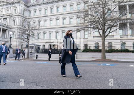 Le vice-président Kamala Harris traverse West Executive Avenue et quitte l'immeuble Eisenhower Executive Office de la Maison Blanche le vendredi 5 février 2021, en route vers l'aile ouest. (Photo officielle de la Maison Blanche par Lawrence Jackson) Banque D'Images