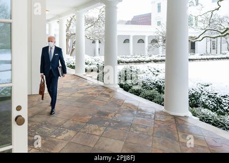 Une couverture de neige couvre le jardin des roses de la Maison Blanche le lundi 1er février 2021, alors que le président Joe Biden se promène le long de la Colonnade jusqu'au Bureau ovale. (Photo officielle de la Maison Blanche par Adam Schultz) Banque D'Images