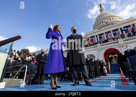 P20210120CK-0507: Le vice-président Kamala Harris, accompagné de son mari, M. Doug Emhoff, fait le serment d'office de vice-président des États-Unis le mercredi 20 janvier 2021, lors de l'inauguration présidentielle de 59th aux États-Unis Capitole à Washington, D.C. (Photo officielle de la Maison Blanche par Chuck Kennedy) Banque D'Images