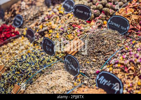 Comptoir de marché avec différents types de thé, herbes, plantes, et fleurs séchées Banque D'Images