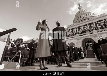 P20210120CK-0507: Le vice-président Kamala Harris, accompagné de son mari, M. Doug Emhoff, fait le serment d'office de vice-président des États-Unis le mercredi 20 janvier 2021, lors de l'inauguration présidentielle de 59th aux États-Unis Capitole à Washington, D.C. (Photo officielle de la Maison Blanche par Chuck Kennedy) Banque D'Images