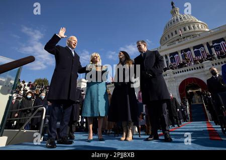 P20210120Ck-0659: Le président Joe Biden, accompagné de la première dame Jill Biden et de leurs enfants Ashley Biden et Hunter Biden, prend le serment de la présidence des États-Unis mercredi 20 janvier 2021, lors de l'inauguration présidentielle de 59th aux États-Unis Capitole à Washington, D.C. (Photo officielle de la Maison Blanche par Chuck Kennedy) Banque D'Images