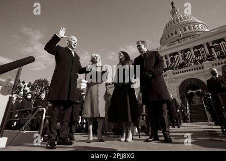 P20210120Ck-0659: Le président Joe Biden, accompagné de la première dame Jill Biden et de leurs enfants Ashley Biden et Hunter Biden, prend le serment de la présidence des États-Unis mercredi 20 janvier 2021, lors de l'inauguration présidentielle de 59th aux États-Unis Capitole à Washington, D.C. (Photo officielle de la Maison Blanche par Chuck Kennedy) Banque D'Images