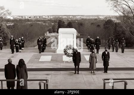 Le président Joe Biden et le vice-président Kamala Harris participent à une cérémonie de pose de couronnes à la tombe du soldat inconnu le mercredi 20 janvier 2021, au cimetière national d'Arlington, à Arlington, en Virginie. Le général de division Omar J. Jones IV, commandant général du district militaire de Washington, D.C., les accompagne. (Photo officielle de la Maison Blanche par Lawrence Jackson) Banque D'Images